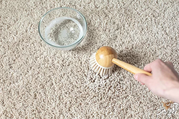 پاک کردن لکه هندوانه- محلول تمیز کننده روی فرش آغشته به هندوانه با برس نرم